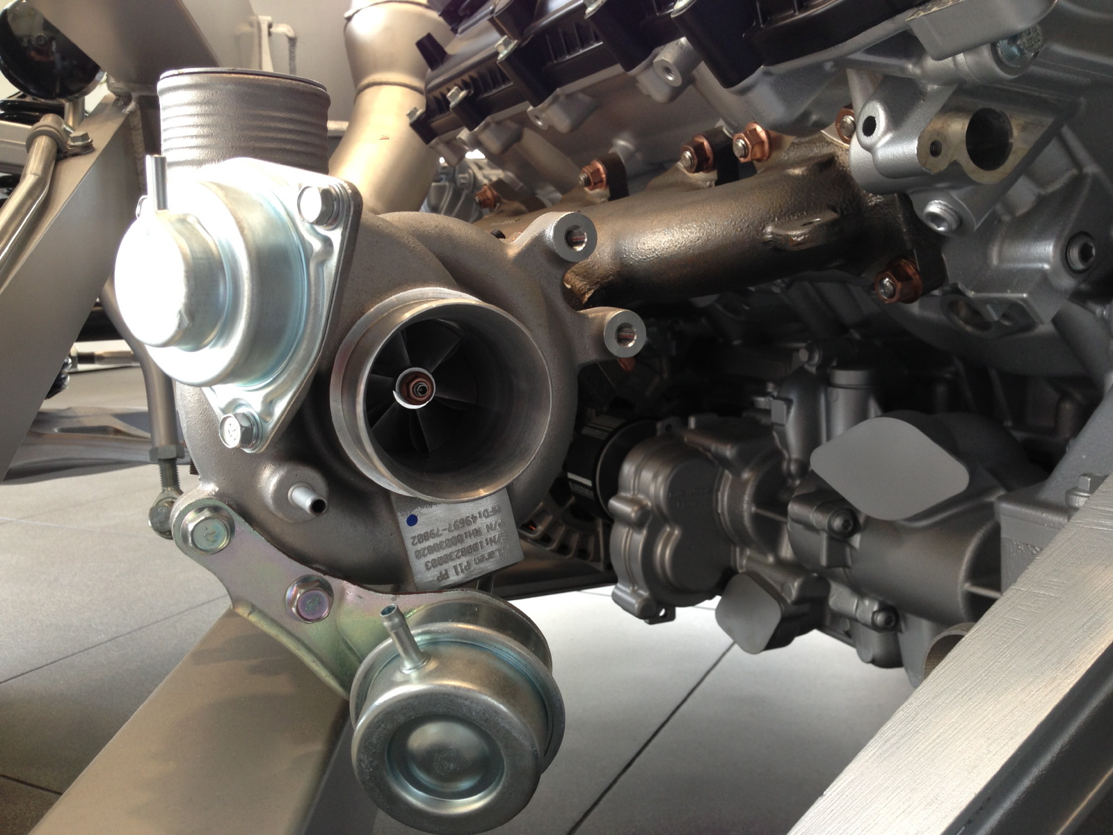2013-mclaren-mp4-12c-bare-turbocharger.j