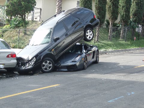 Lamborghini Gallardo squeezes into tight parking spot