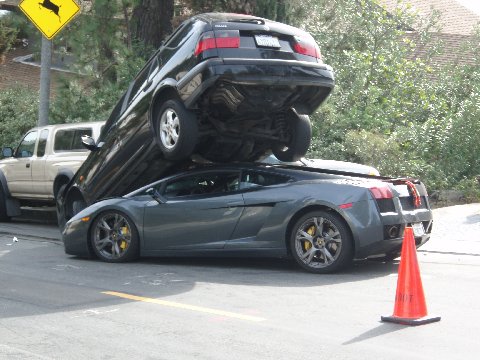 Lamborghini Gallardo squeezes into tight parking spot