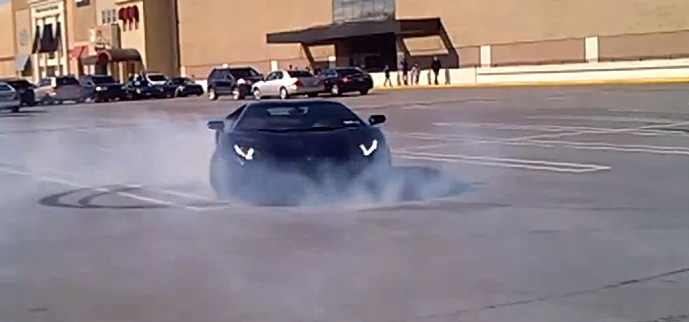 Lamborghini-Aventador-Donuts-awd-burnout