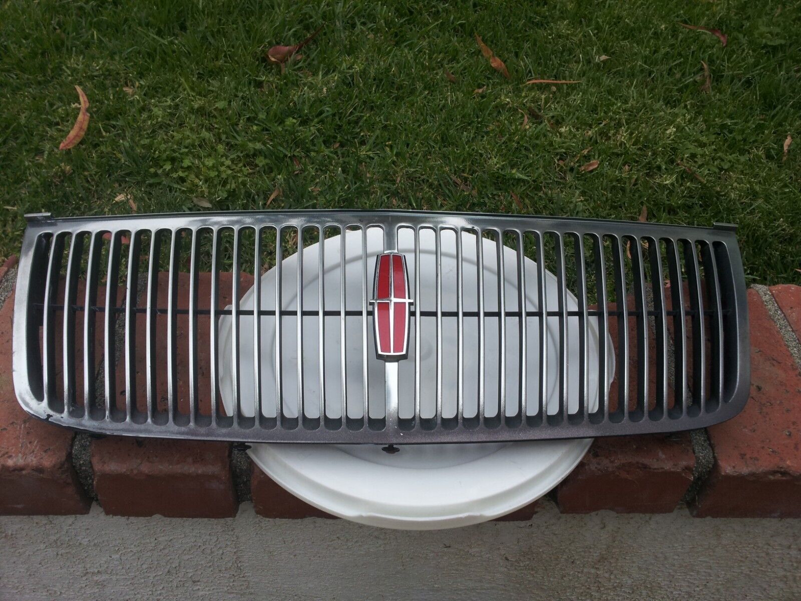 93-96 LINCOLN MARK VIII FRONT GRILLE