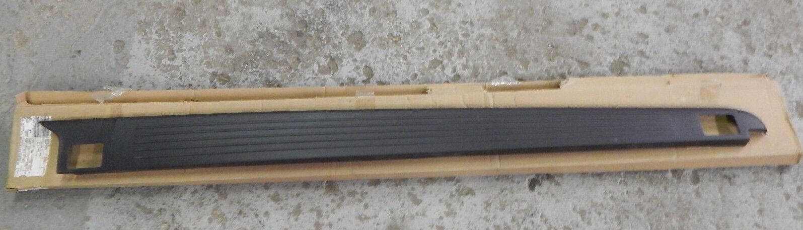 New OEM 2006-2008 Lincoln Mark LT Rear Bed Tail Top Moulding Trim Panel Right