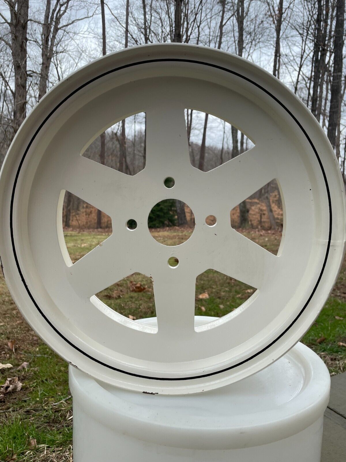 TR7 White Spoker Wheels – Victory Edition