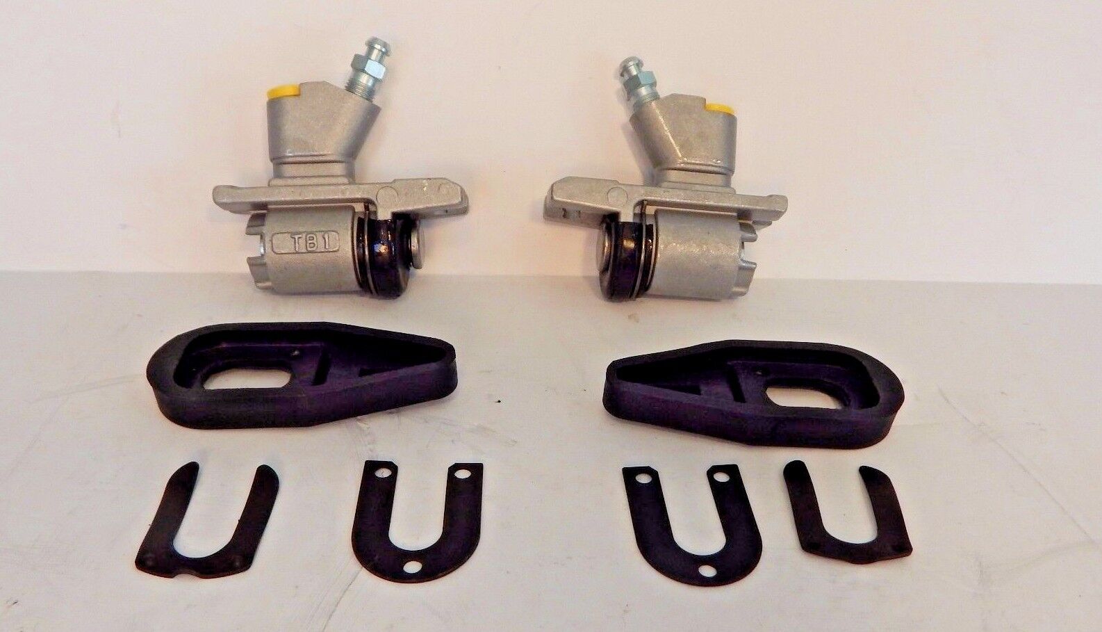 Pair of New Rear Wheel Cylinders & Hold Down Kit for Triumph Spitfire 1971-1975