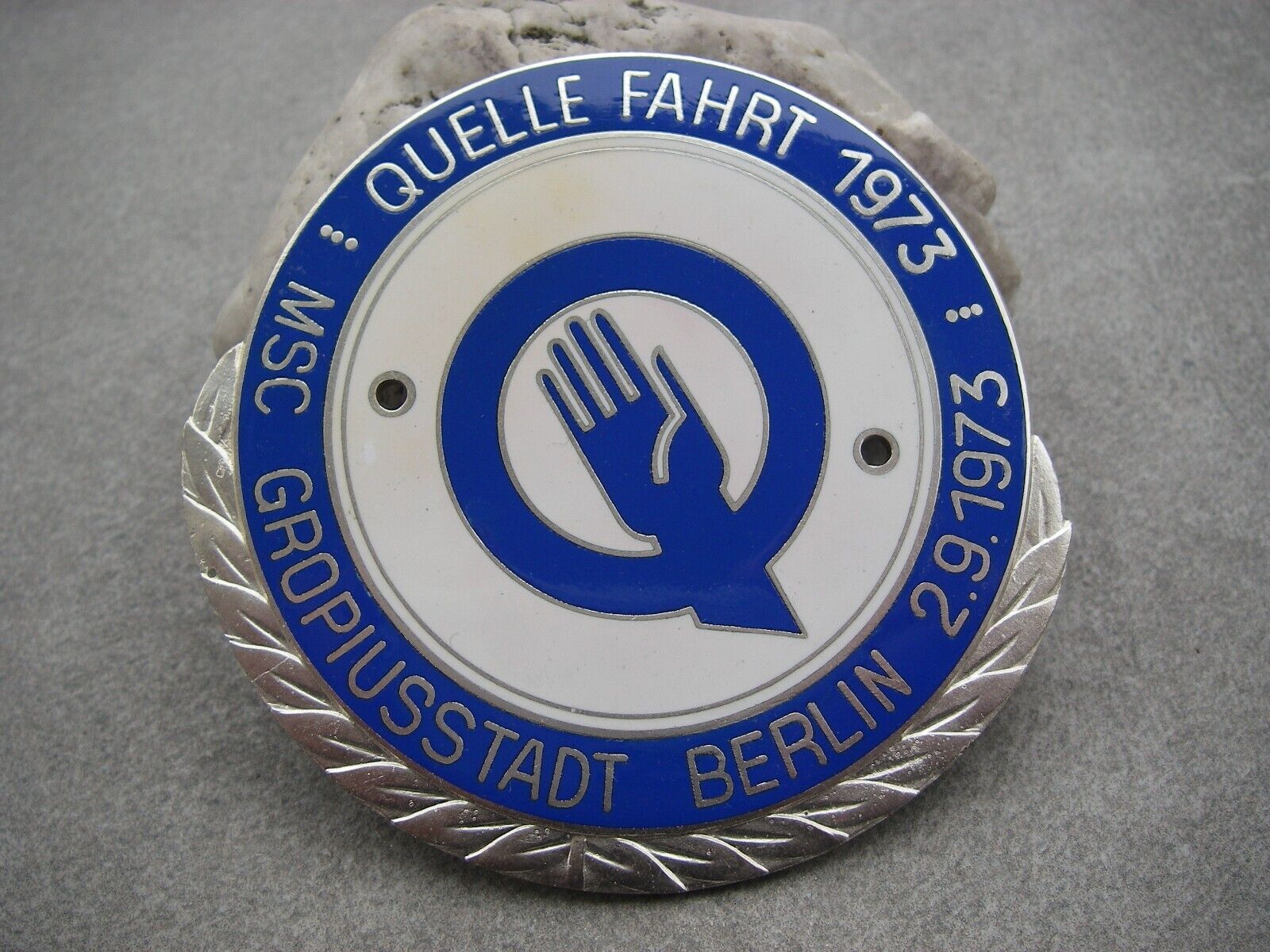 vintage german QUELLE FAHRT 1973 BERLIN enamel car grille Badge Motorsport