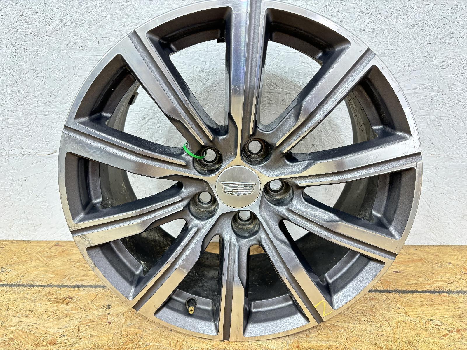 CADILLAC XT4 Wheel 18x8, (10 spoke), machined face with gray painted pockets 