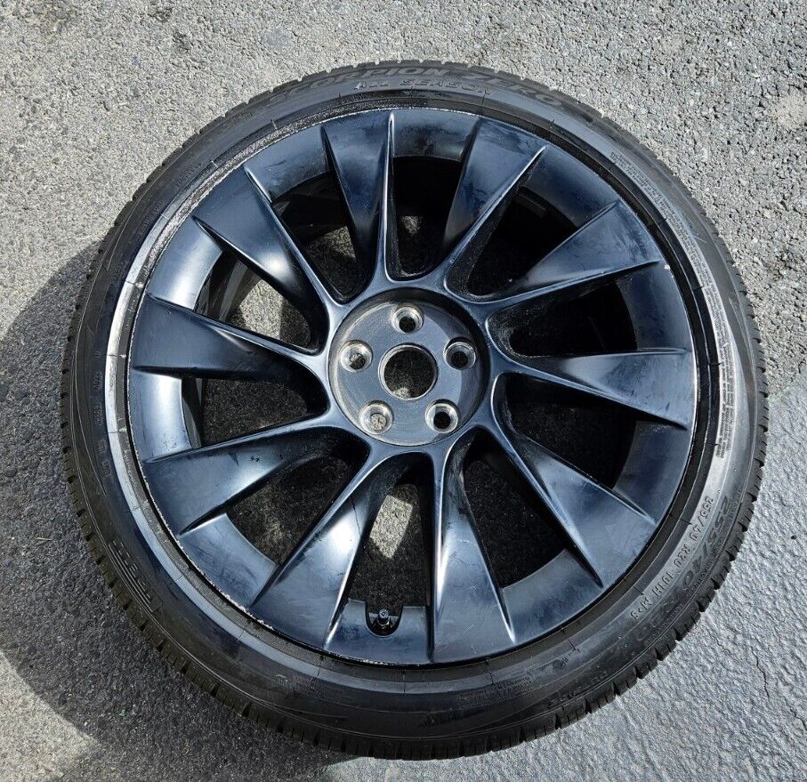 Tesla Model 3/Y 20” Wheel 20x9.5 OEM TPMS W/Pirelli Tire 255/40/R20 Like New
