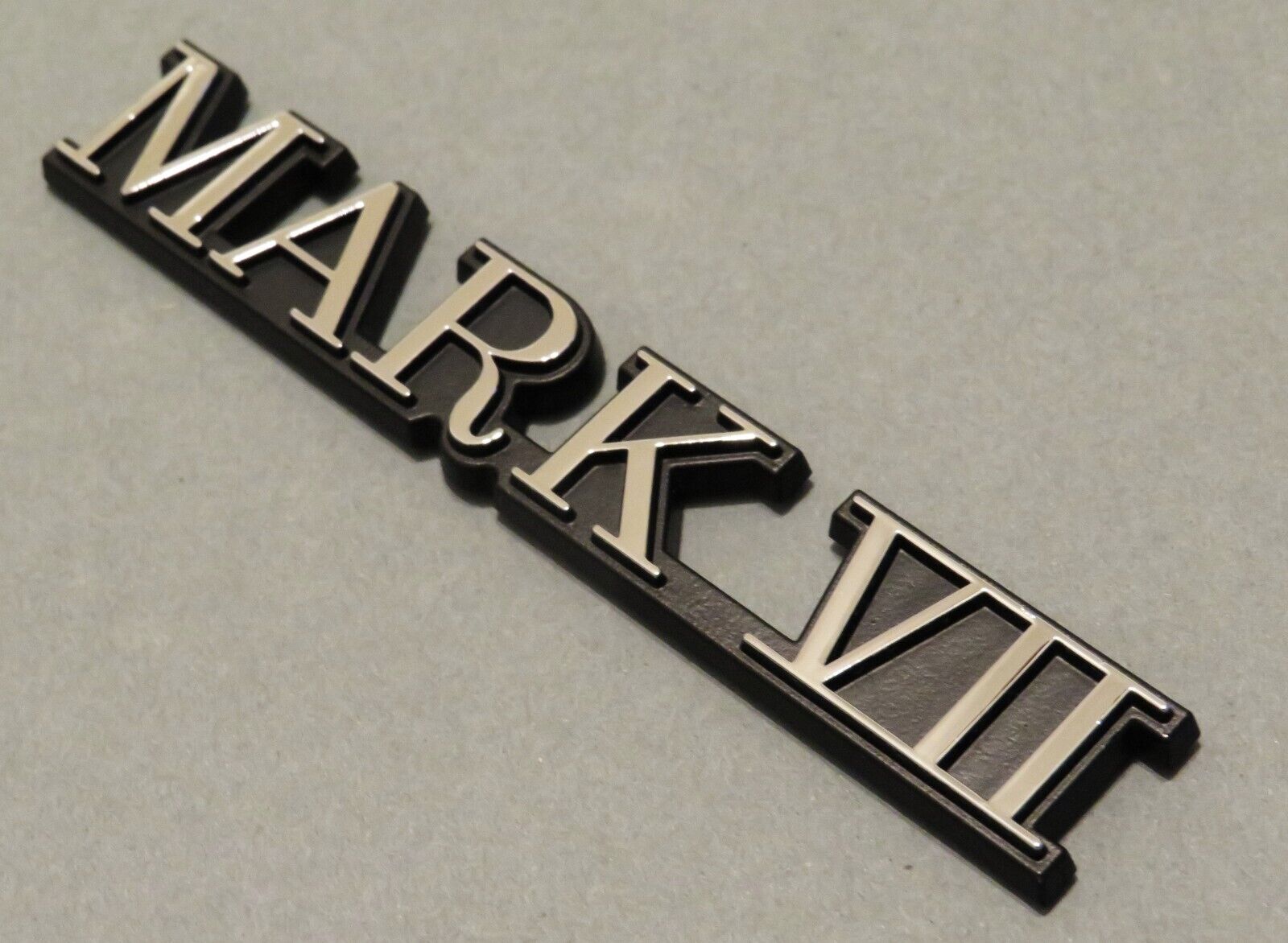 New NOS 1984-1992 Lincoln Mark VII Fender Emblem-Badge