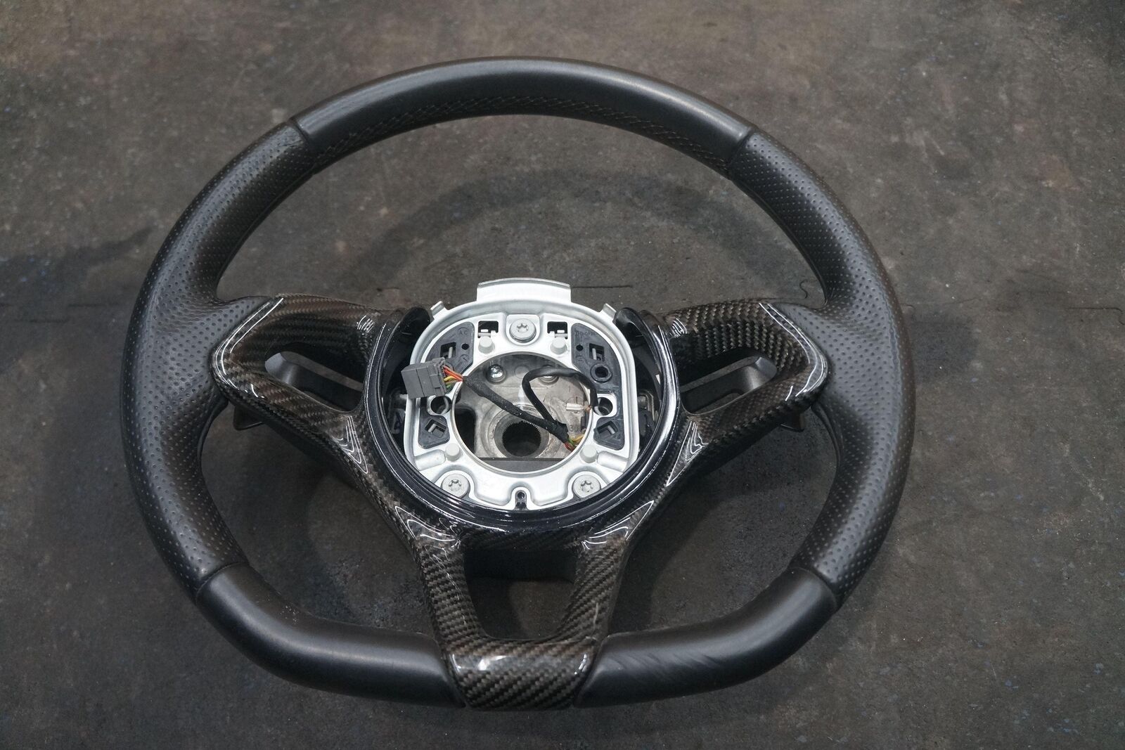Driver Steering Wheel Carbon Fiber Trim Black Leather 11N2901CP McLaren MP4-12C
