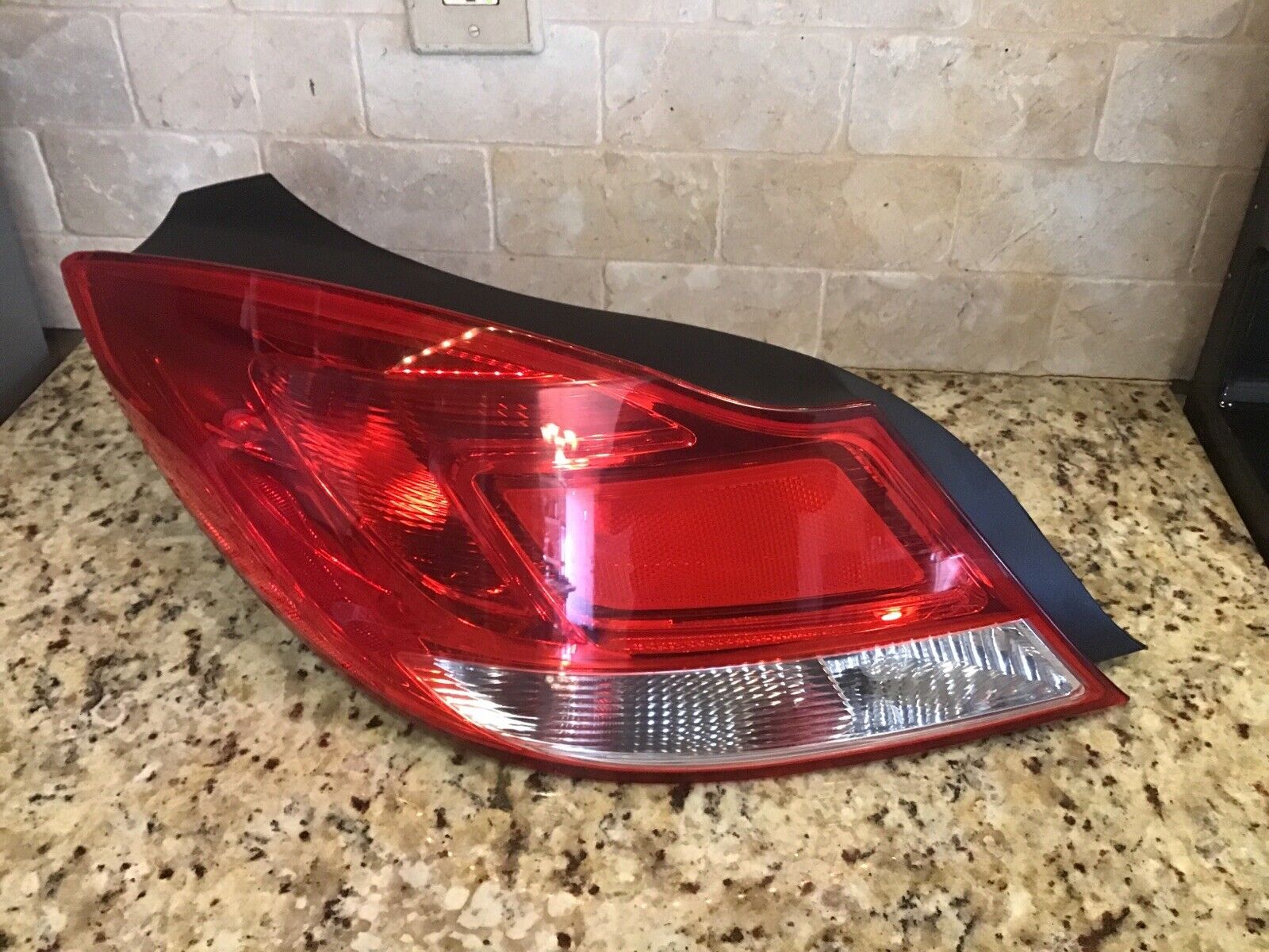 2011 2012 2013 Buick Regal Tail Light Left (driver Side) COMPLETE.