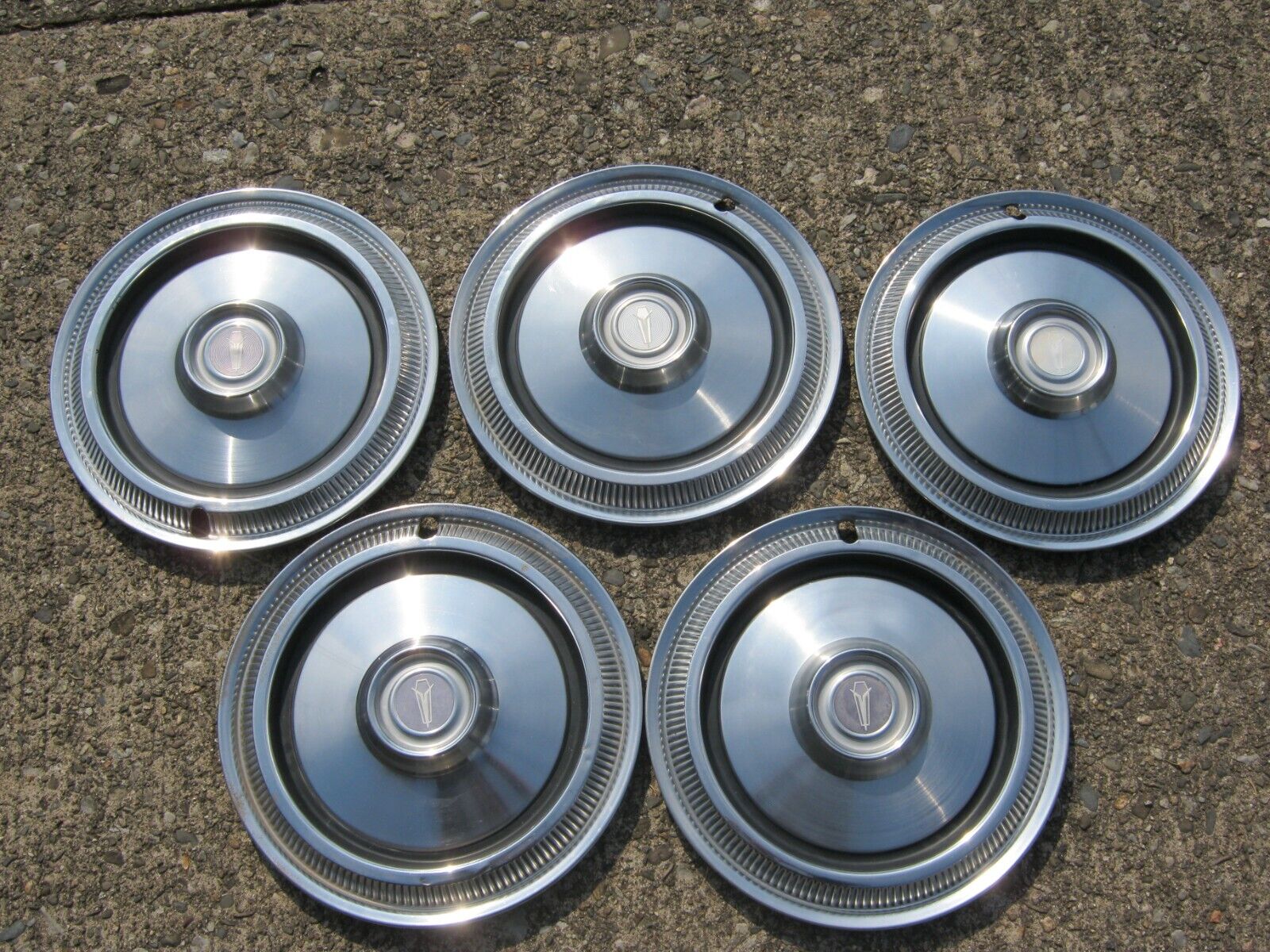 Lot of 5 genuine 1976 to 1980 Plymouth Volare 14 inch hubcaps wheel covers
