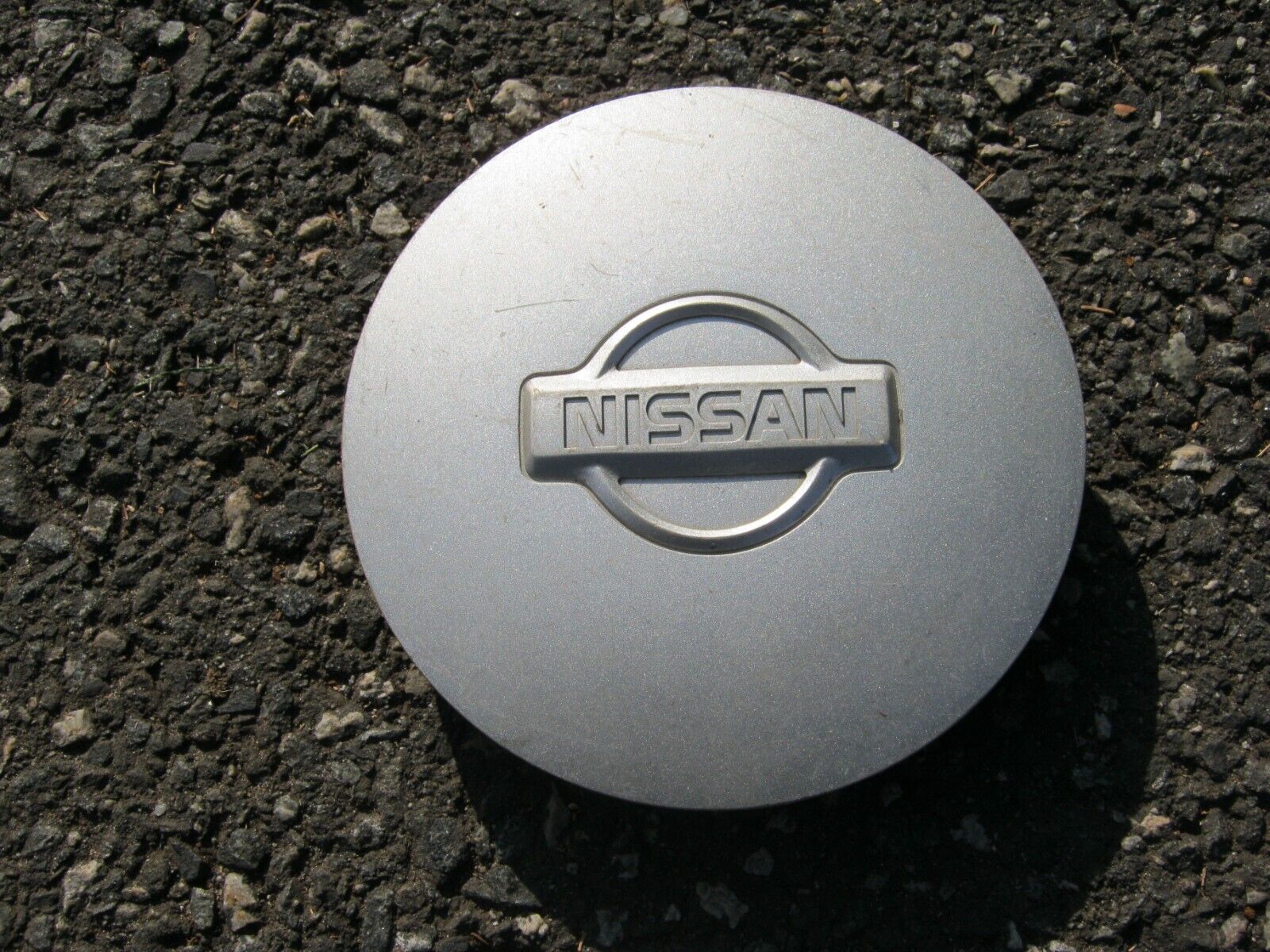 One 1993 to 1998 Nissan Quest alloy wheel center cap hubcap