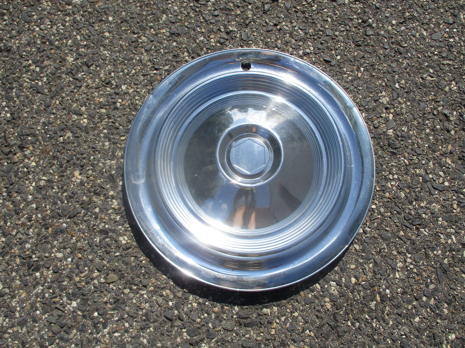 One 1955 to 1957 Packard Clipper Caribbean 15 inch hubcap wheel cover