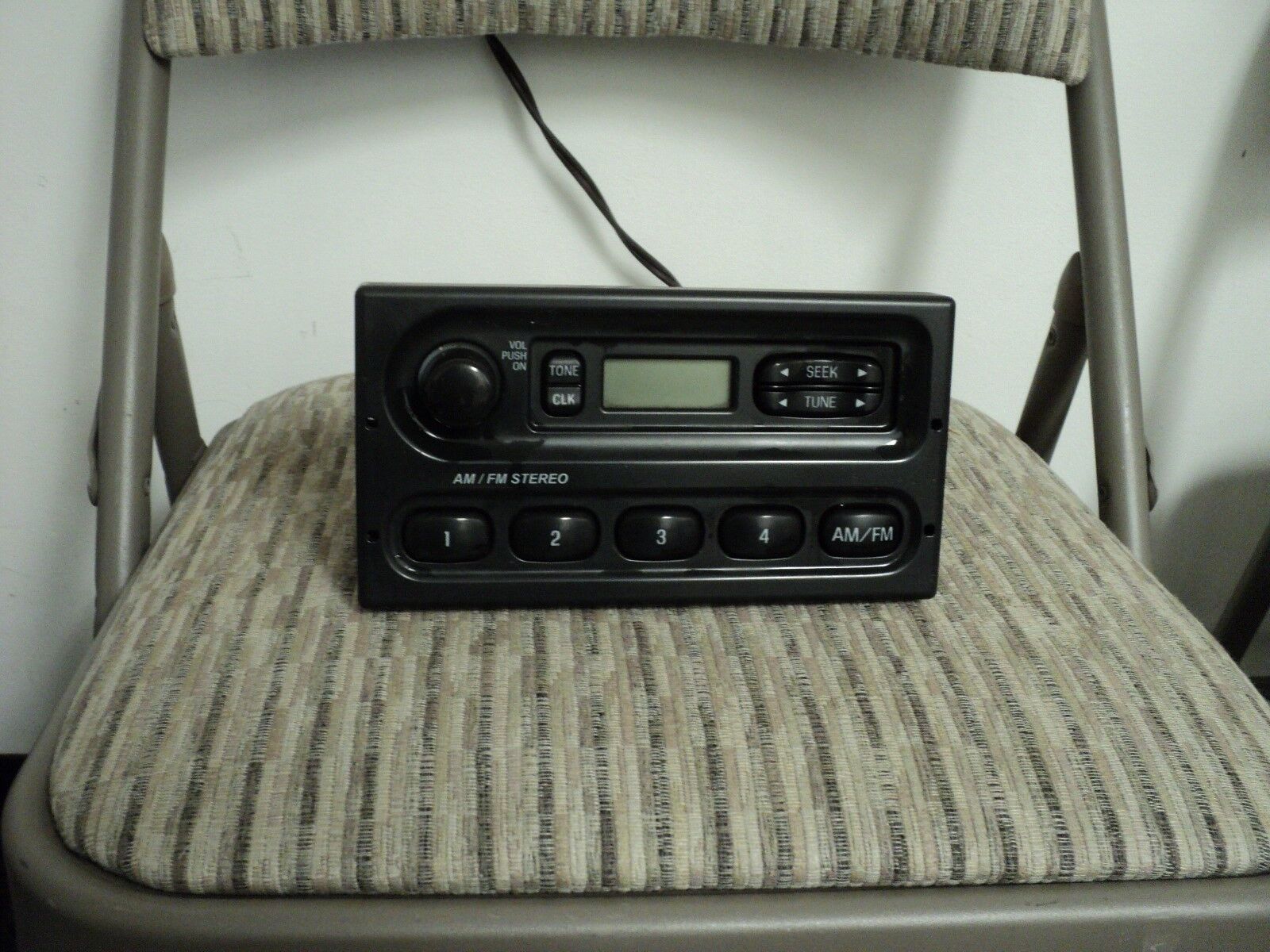 1998_2011  Ford Crown Victoria  Am FM Radio Receiver Speaker Stereo 