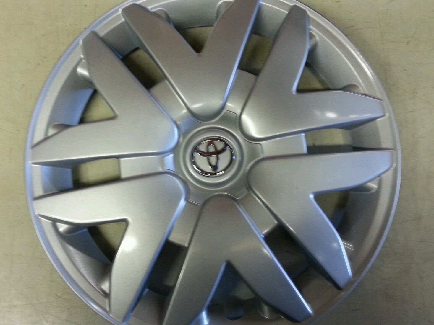 61124 Toyota Sienna 16 inch Hubcap Wheel Cover 2004 205 06 07 08 09 10 NEW 