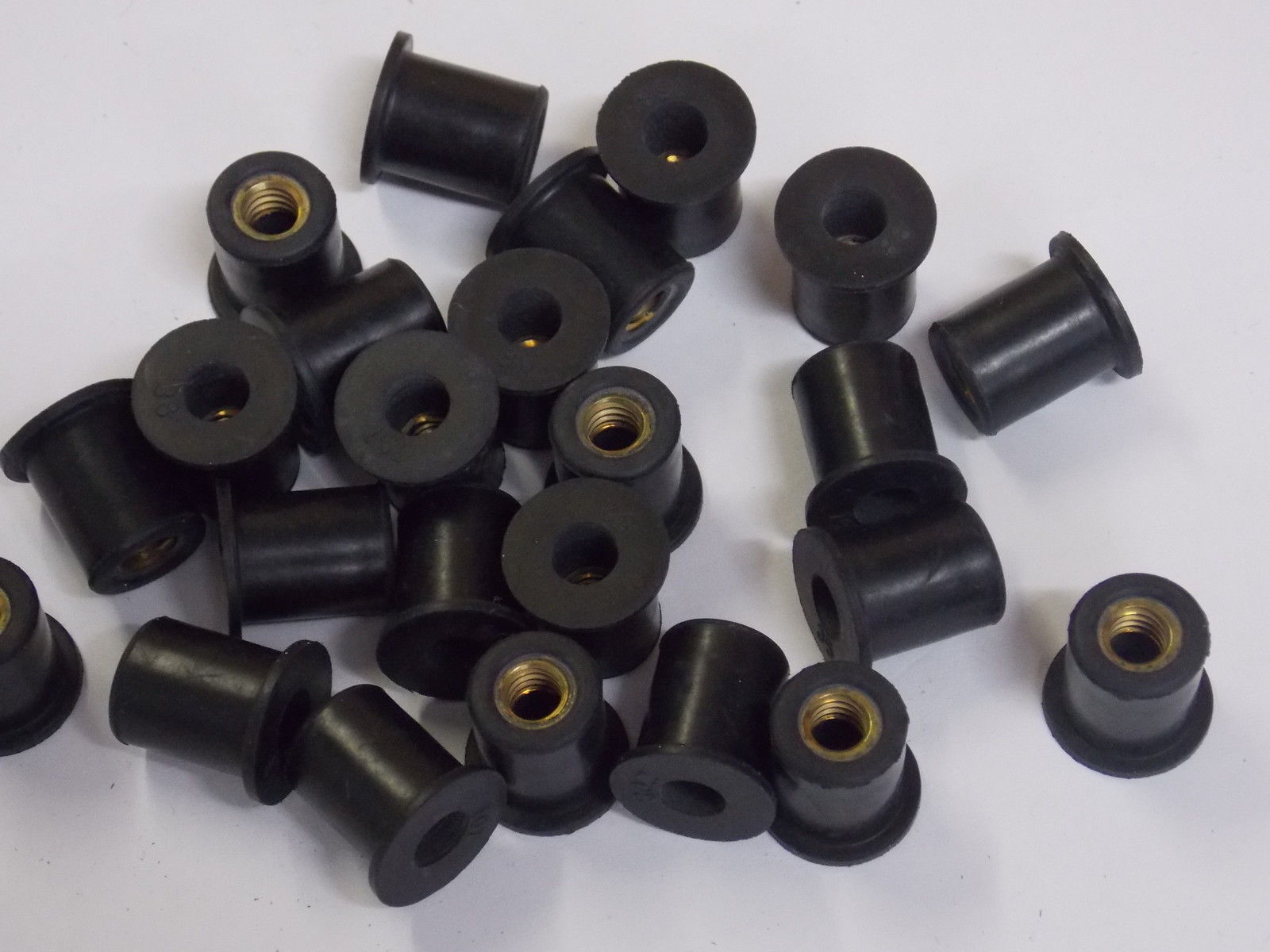 25 1/4” - 20 RUBBER WELL NUTS FOR 1/2” HOLE GM 528846 NEW *FREE SHIP*