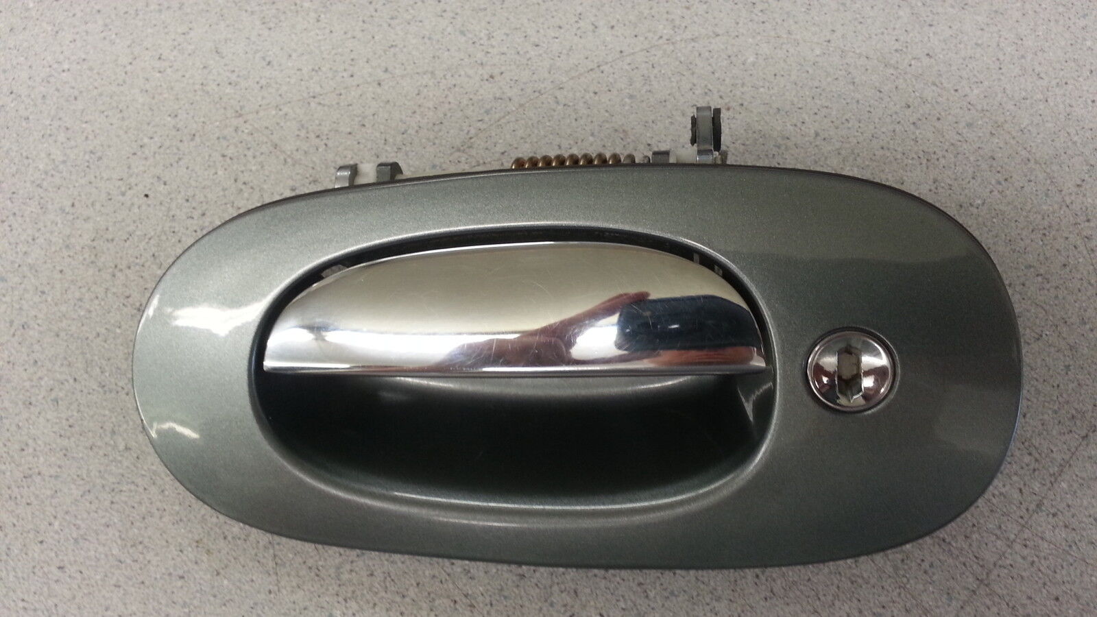 Jaguar XJ8 2003 - LH front exterior handle - Grey met. (chrome pull)