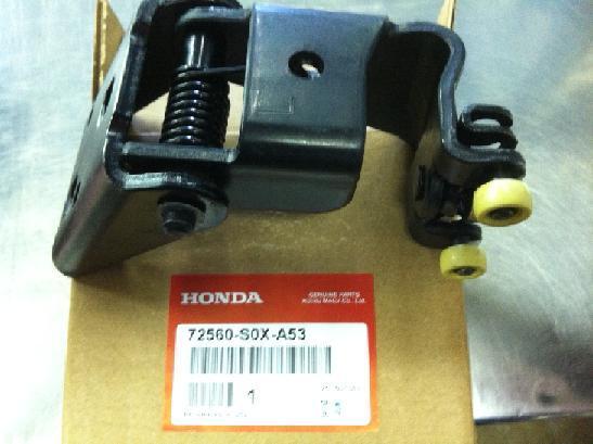 Genuine OEM Honda Odyssey Left Sliding Door Center Roller 1999 - 2004