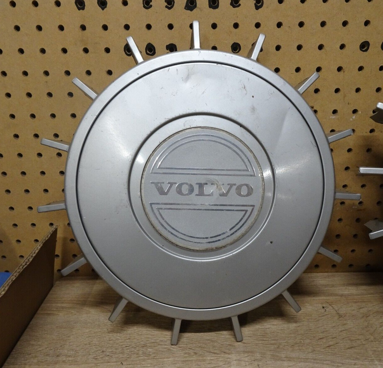 (1) Volvo 240 DL Center Cap hubcap 1986-1993 242 244 245 Hub Hubcap 2 Piece Rare