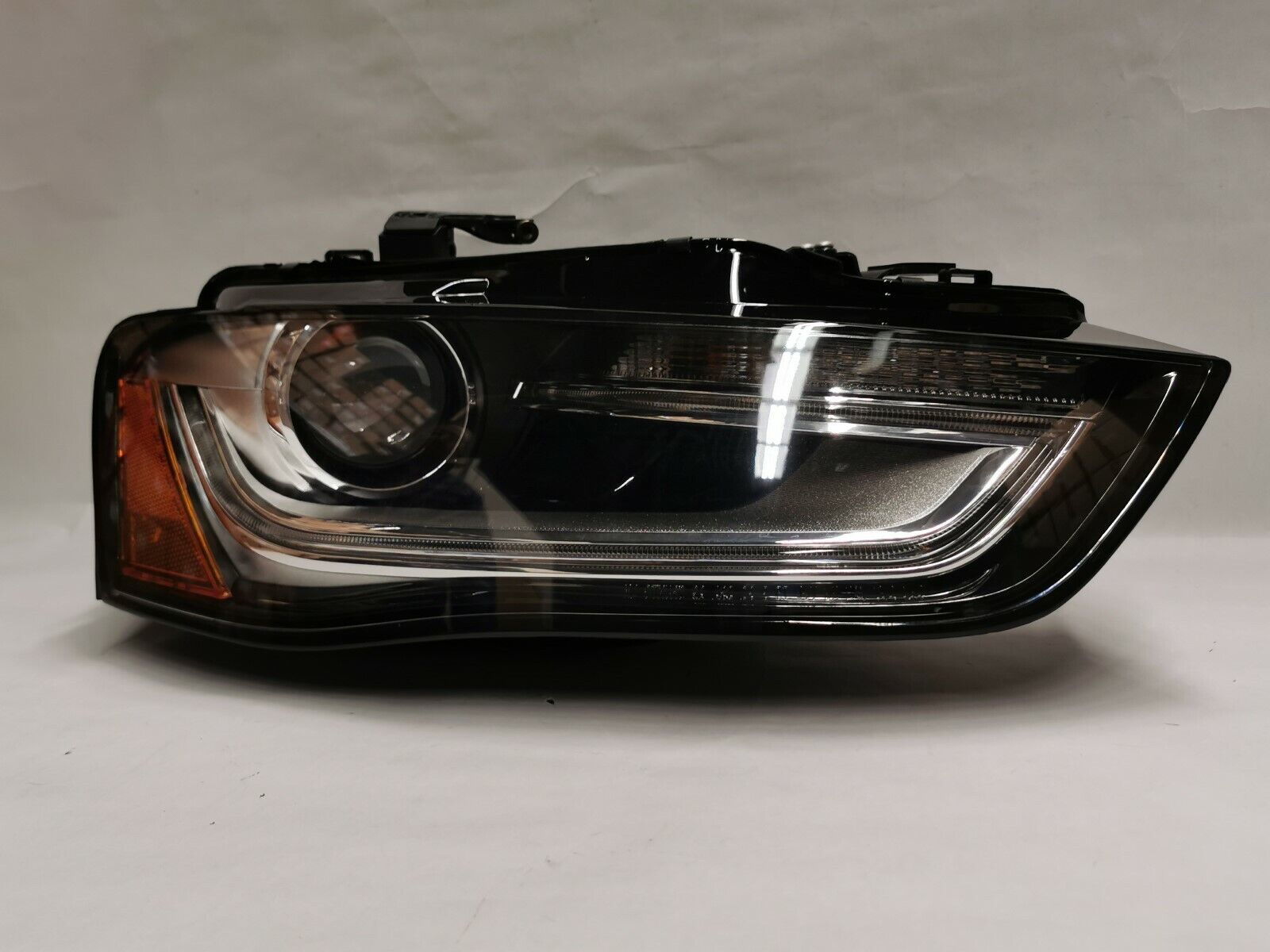 Headlamp HID Xenon RH Passenger Side Fit 2012-15 Audi A6/S6 4G0941044E AU2502170