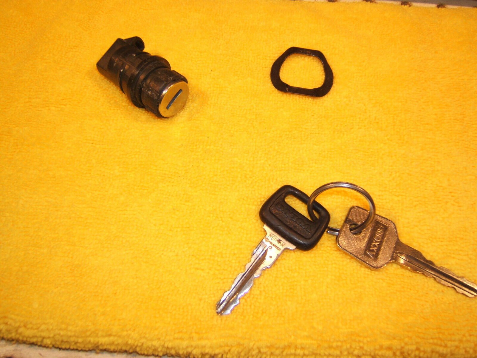 Volvo 1988 240DL Sedan Front dash glove box OEM 1 Locks & working TWO keys