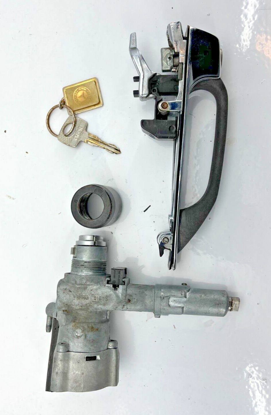Mercedes w123 driver door handle & ignition lock WITH KEY 300D 300TD 280E 230