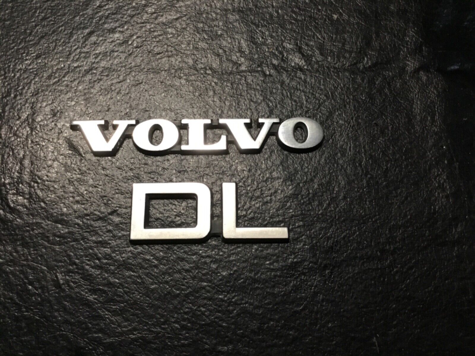 Volvo 240 DL emblems
