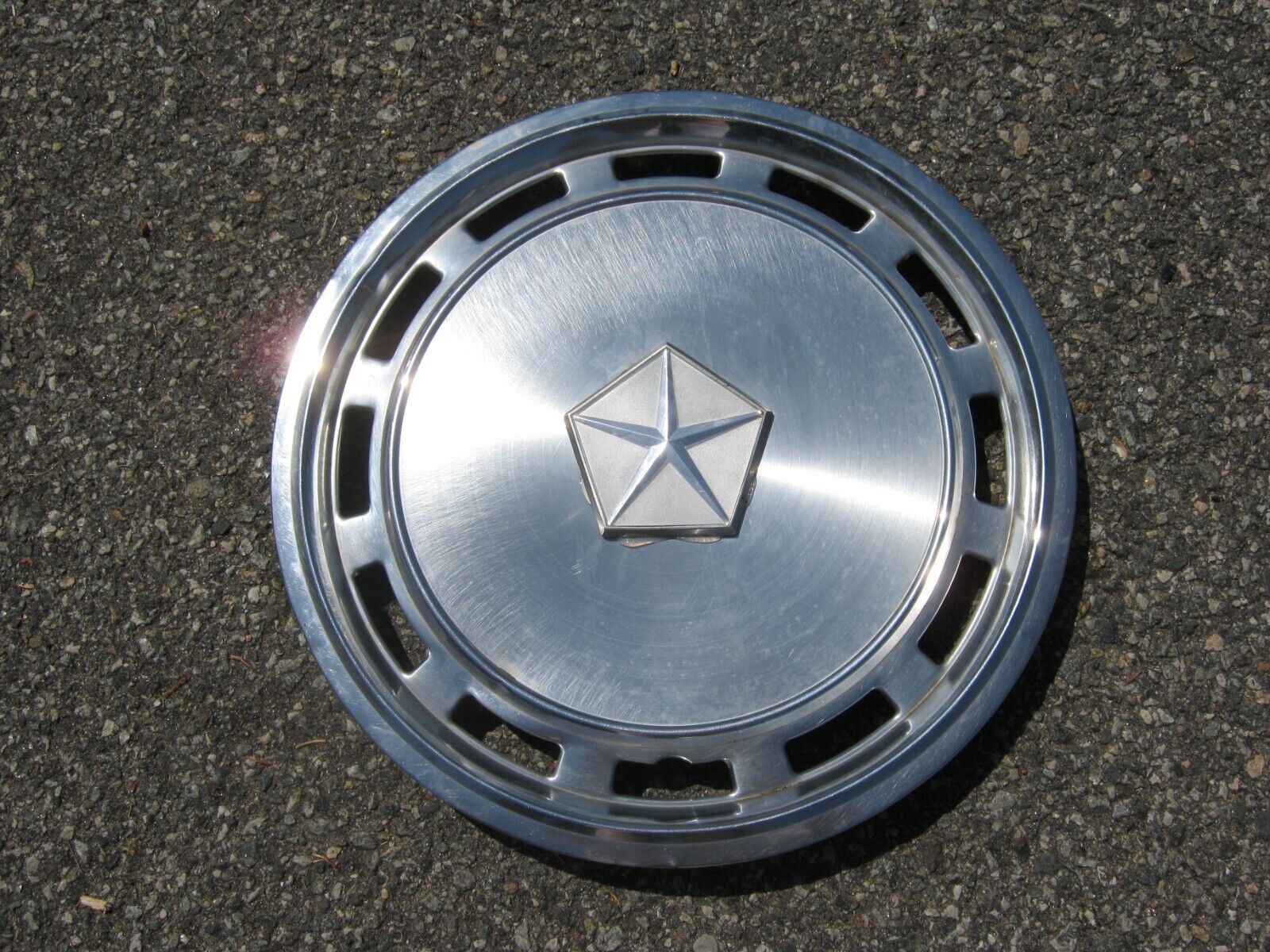 One 1982 Plymouth Reliant Dodge Aries Lebaron 14 inch metal hubcap wheel cover