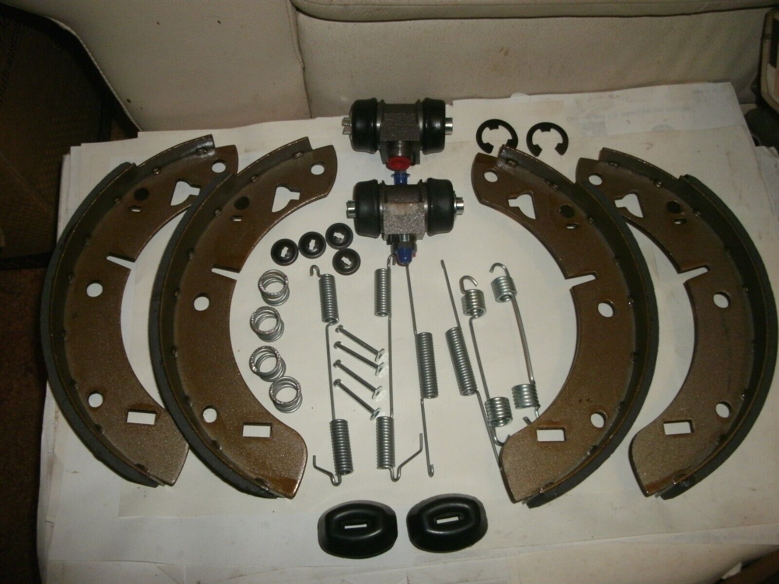 MGB-GT(2) WHEEL CYLINDERS, BRAKE SHOES , 6 SPRINGS , HOLD DOWNS & BOOTS 1966-80