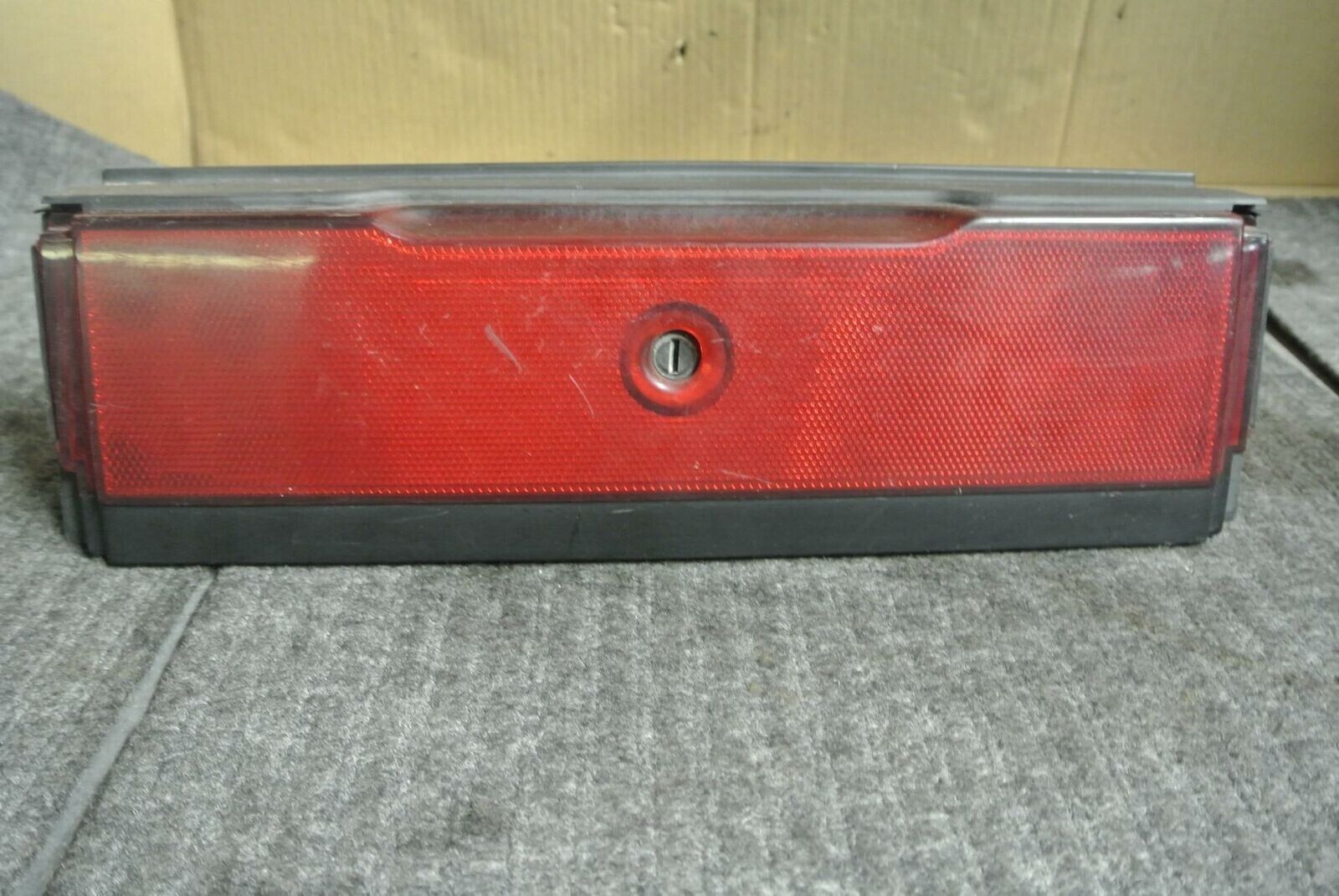 1989 FORD PROBE REAR TAIL LIGHT CENTER EXCLUDING GT OEM, 166-01969